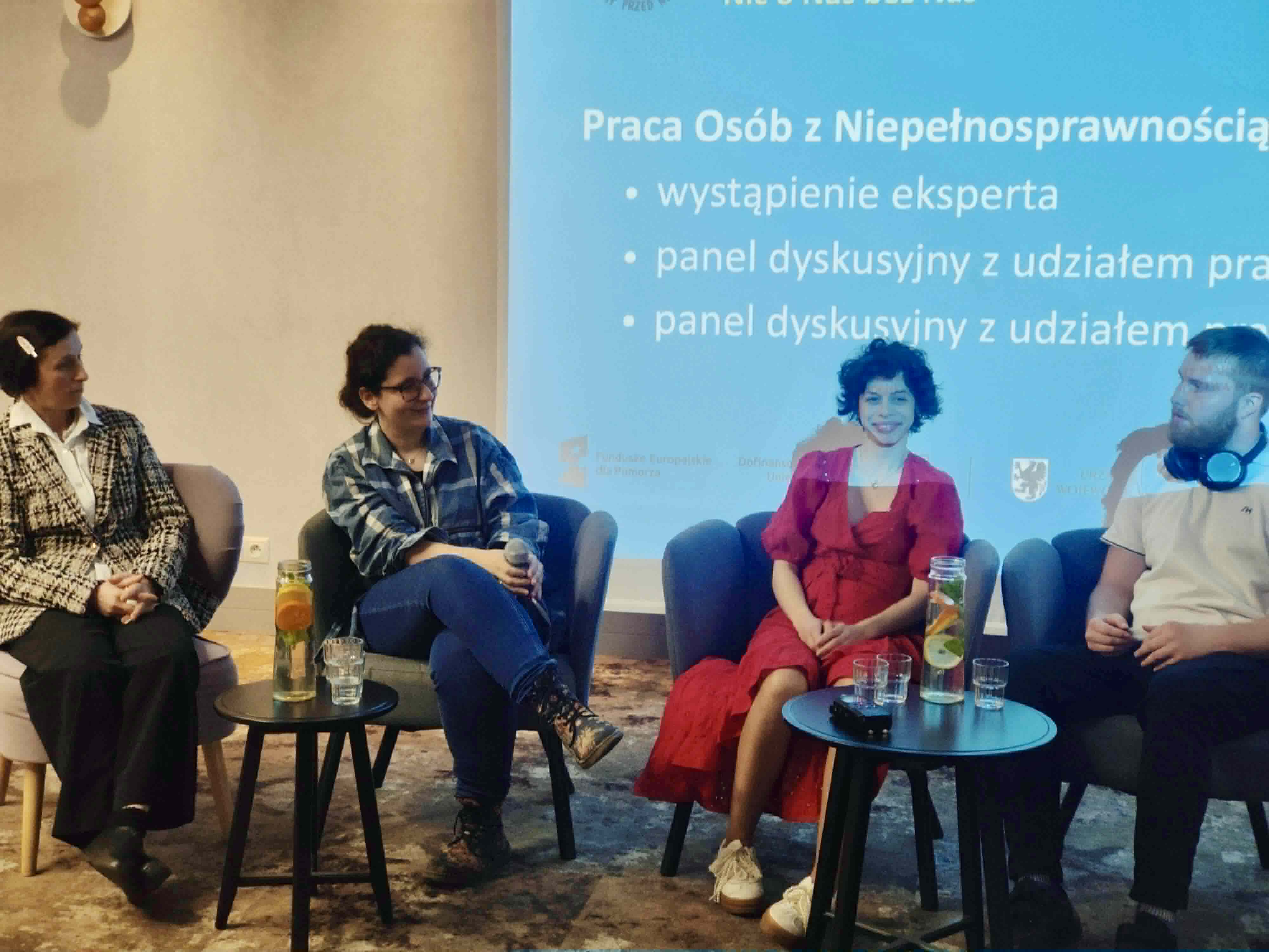 Uczestnicy konferencji pod banerem konferencji