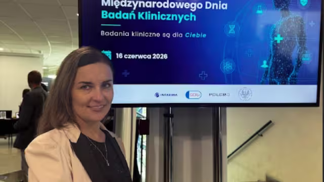 kobieta przed planszą konferencji