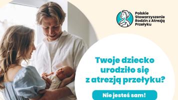 Nazwa Stowarzyszenia i widok rodziców z dzieckiem