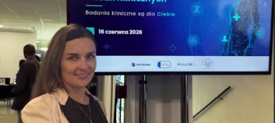 kobieta przed planszą konferencji